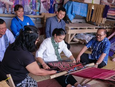 Tenun Sekomandi, warisan 500 tahun dari Kalumpang, Mamuju, menjadi simbol wellness budaya Sulawesi Barat. Kain penuh makna spiritual ini kini jadi daya tarik wisata berkelanjutan. Foto: Dok Kemenpar