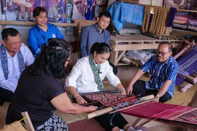
					Tenun Sekomandi, warisan 500 tahun dari Kalumpang, Mamuju, menjadi simbol wellness budaya Sulawesi Barat. Kain penuh makna spiritual ini kini jadi daya tarik wisata berkelanjutan. Foto: Dok Kemenpar