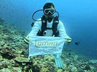 Loman Park Hotel rayakan HUT RI ke-80 di Labuan Bajo dengan cara unik: mengibarkan Merah Putih di kapal Phinisi dan dasar laut penuh karang. Foto: Istimewa