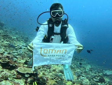 Loman Park Hotel rayakan HUT RI ke-80 di Labuan Bajo dengan cara unik: mengibarkan Merah Putih di kapal Phinisi dan dasar laut penuh karang. Foto: Istimewa