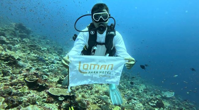 Loman Park Hotel rayakan HUT RI ke-80 di Labuan Bajo dengan cara unik: mengibarkan Merah Putih di kapal Phinisi dan dasar laut penuh karang. Foto: Istimewa