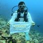 Loman Park Hotel rayakan HUT RI ke-80 di Labuan Bajo dengan cara unik: mengibarkan Merah Putih di kapal Phinisi dan dasar laut penuh karang. Foto: Istimewa