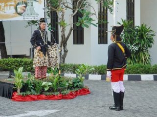 Loman Park Hotel rayakan HUT RI ke-80 dengan upacara bernuansa Kerajaan Yogyakarta, menghadirkan prosesi adat Jawa penuh makna dan kebersamaan. Foto: istimewa