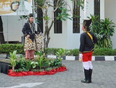 Loman Park Hotel rayakan HUT RI ke-80 dengan upacara bernuansa Kerajaan Yogyakarta, menghadirkan prosesi adat Jawa penuh makna dan kebersamaan. Foto: istimewa