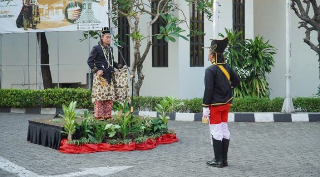 Loman Park Hotel rayakan HUT RI ke-80 dengan upacara bernuansa Kerajaan Yogyakarta, menghadirkan prosesi adat Jawa penuh makna dan kebersamaan. Foto: istimewa