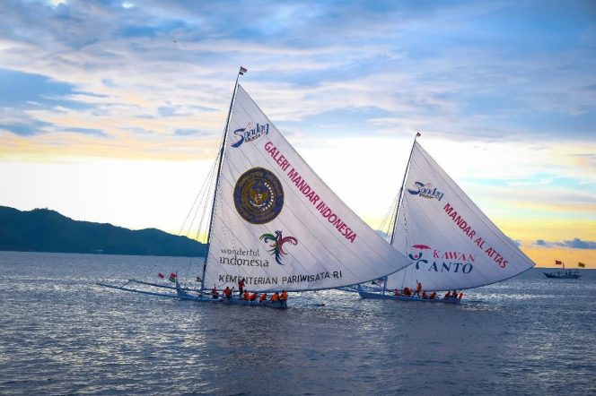 
					Festival Sandeq Silumba 2025 di Sulawesi Barat menjadi simbol budaya maritim Mandar yang siap mendunia. Warisan, spiritualitas, dan pariwisata berkelanjutan berpadu dalam satu festival. Foto: Dok Kemenpar