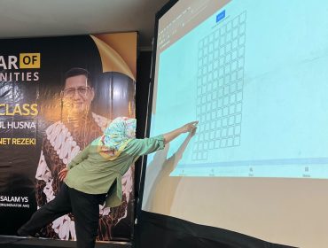 Seorang peserta tengah meng-klik Kotak Asmaul Husna yang ada aplikasi AHQ Mobile, saat Seminar GSM #1 yang digelar bulan lalu. foto: Dok AHQ