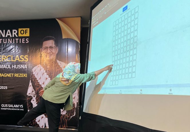 
					Seorang peserta tengah meng-klik Kotak Asmaul Husna yang ada aplikasi AHQ Mobile, saat Seminar GSM #1 yang digelar bulan lalu. foto: Dok AHQ