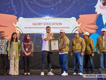 Mahasiswa baru Unesa pecahkan Rekor MURI lewat 19.858 vlog peduli lingkungan. Kreativitas digital ini gaungkan wellness dan keberlanjutan. Foto: Infopublik.id