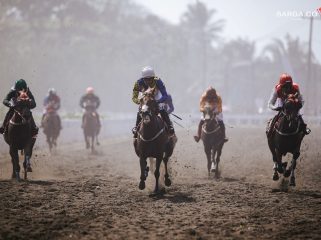 Merdeka Cup 2025 di Pangandaran hadirkan pacuan kuda spektakuler dengan panorama Samudera Hindia. Sport tourism penuh tradisi, energi positif, dan potensi wellness Nusantara. Foto: Dok SARGA.CO