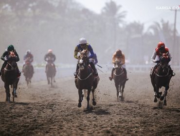 Merdeka Cup 2025 di Pangandaran hadirkan pacuan kuda spektakuler dengan panorama Samudera Hindia. Sport tourism penuh tradisi, energi positif, dan potensi wellness Nusantara. Foto: Dok SARGA.CO