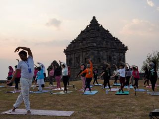 Yoga & meditasi di Candi Ijo menyatu dengan alam, budaya, dan spiritualitas, memberikan ketenangan batin dan pengalaman wellness unik di Yogyakarta. Foto: Istimewa