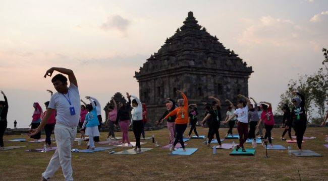 Yoga & meditasi di Candi Ijo menyatu dengan alam, budaya, dan spiritualitas, memberikan ketenangan batin dan pengalaman wellness unik di Yogyakarta. Foto: Istimewa