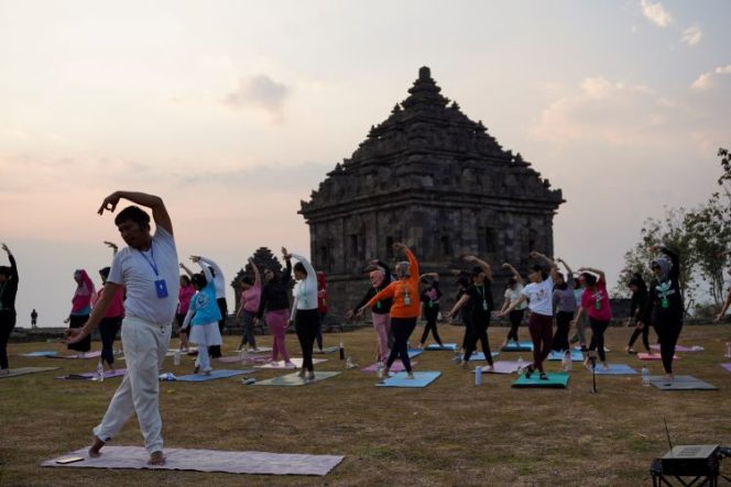 
					Yoga & meditasi di Candi Ijo menyatu dengan alam, budaya, dan spiritualitas, memberikan ketenangan batin dan pengalaman wellness unik di Yogyakarta. Foto: Istimewa