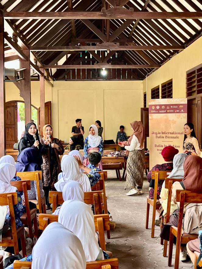 
					Sarong Fashion Hack Menyulam Tradisi Merajut Identitas Generasi Muda di JIBB 2025